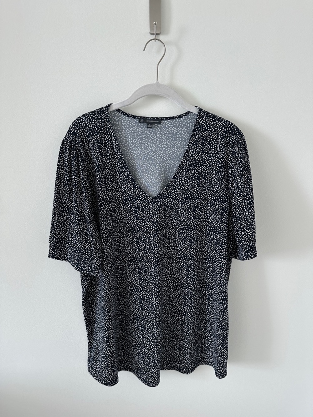 Adrianna Papell Black & White V-Neck Short Sleeve Top